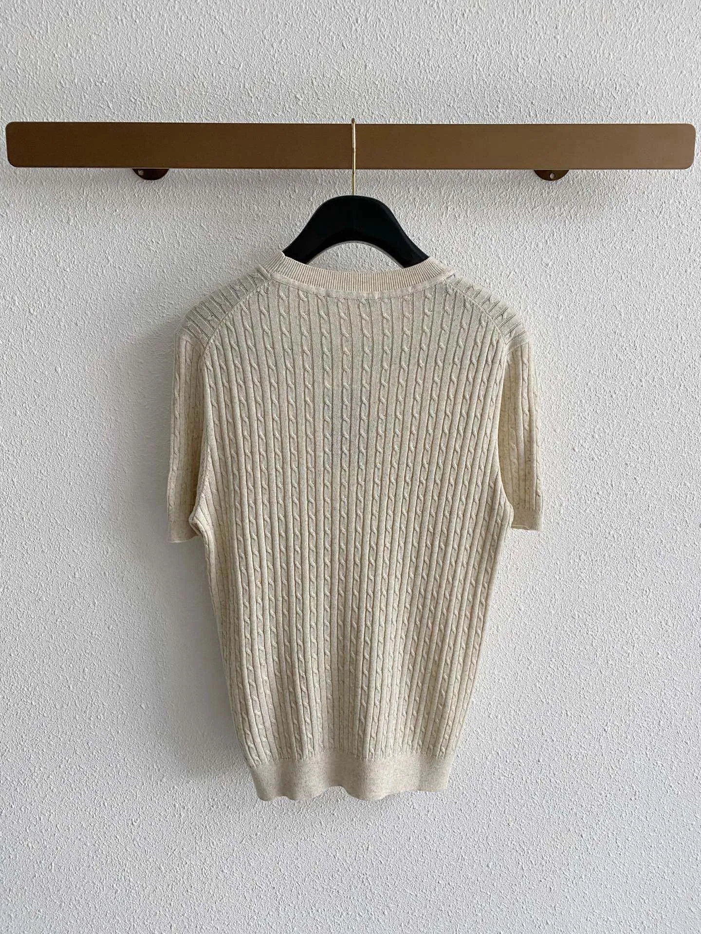 Loro Piana's entire piece of clothing is made of vertical twist cable weaving, with a retro sense of sophistication. Compared with smooth ordinary T-shirts, it has a stronger texture and high-end feel, and is also visually slimmer. There is the brand's iconic Red webbing on the inside of the collar, which is a common detail design of LP. It is low-key and noble, and it also embodies the "logo-free high-end feeling". Sizes:M-3XL